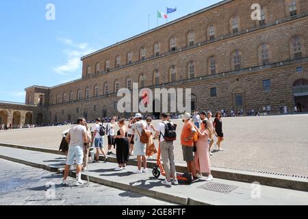 Florence, Italie. 17 août 2021. Les touristes se tiennent au Palazzo Pitti, Florence, Italie, le 17 août 2021. Bien que Florence ait obtenu un « label rouge des températures élevées » pendant une semaine, les touristes se bousculaient de nouveau dans la ville après le long arrêt dû à une pandémie. (ELISA Gestri/Sipusa) Credit: SIPA USA/Alay Live News Banque D'Images