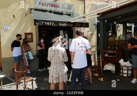 Florence, Italie. 17 août 2021. Les touristes font la queue pour déjeuner dans une trattoria typique, Florence, Italie, le 17 août 2021. Bien que Florence ait obtenu un « label rouge des températures élevées » pendant une semaine, les touristes se bousculaient de nouveau dans la ville après le long arrêt dû à une pandémie. (ELISA Gestri/Sipusa) Credit: SIPA USA/Alay Live News Banque D'Images