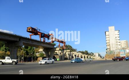 Construction des ponts ferroviaires légers sur la place Meskel, dans le centre d'Addis-Abeba, en Éthiopie. Banque D'Images