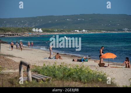 Formentera, Espagne: 2021 août 17: Personnes arrivant à la plage de Mijorn à Formentera, Espagne en été. Banque D'Images