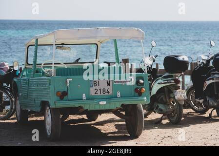 Formentera, Espagne : 2021 août 17 : Mehari rétro Citroën en bleu clair et blanc sur la plage de Mijorn à Formentera, Espagne. Banque D'Images