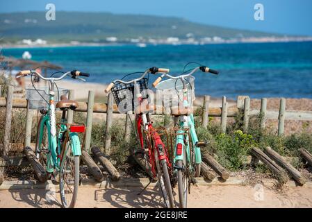 Formentera, Espagne: 2021 août 17: Location de vélo sur la plage de Mijorn à Formentera, Espagne en été. Banque D'Images