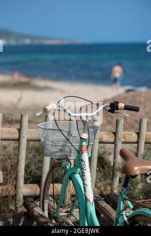 Formentera, Espagne: 2021 août 17: Location de vélo sur la plage de Mijorn à Formentera, Espagne en été. Banque D'Images