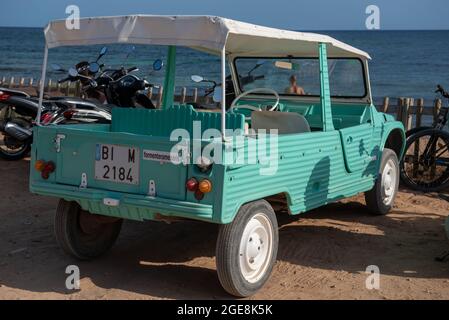 Formentera, Espagne : 2021 août 17 : Mehari rétro Citroën en bleu clair et blanc sur la plage de Mijorn à Formentera, Espagne. Banque D'Images