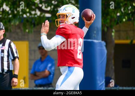 Le quarterback de Los Angeles Chargers Easton Stick (2) pendant le camp d'entraînement le mardi 17 août 2021, à Costa Mesa, en Californie (Dylan Stewart/image of Sport v Banque D'Images