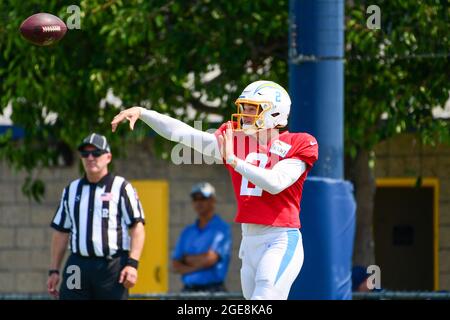 Le quarterback de Los Angeles Chargers Easton Stick (2) pendant le camp d'entraînement le mardi 17 août 2021, à Costa Mesa, en Californie (Dylan Stewart/image of Sport v Banque D'Images