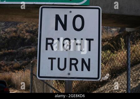 Pas de panneau de droite sur le côté de la route tard dans l'après-midi Banque D'Images