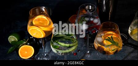 Assortiment de cocktails gin servis sur fond sombre. Concept de menu de boissons créatives. panorama Banque D'Images
