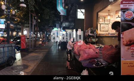 Pratunam Market Shopping Area Bangkok Thaïlande vendre des vêtements, des chaussures et des accessoires de mode à des prix de gros. Banque D'Images