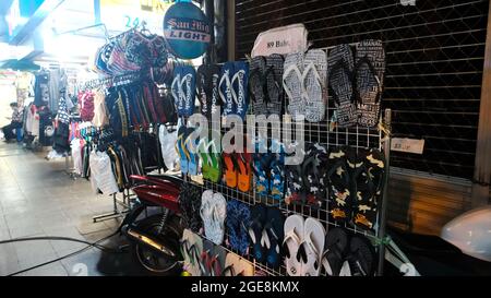 Pratunam Market Shopping Area Bangkok Thaïlande vendre des vêtements, des chaussures et des accessoires de mode à des prix de gros. Banque D'Images