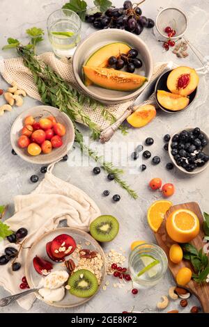 Assortiment de fruits servi sur une table gris clair. Concept alimentaire d'été. Vue de dessus, plan d'appartement Banque D'Images