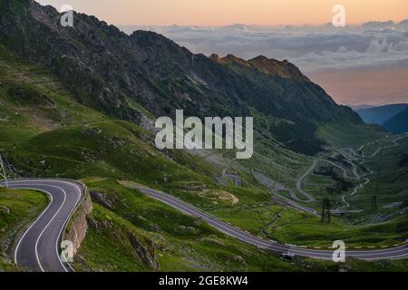 Célèbre autoroute transfagarasan en Roumanie au lever du soleil Banque D'Images