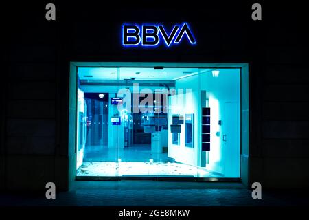 BARCELONE, ESPAGNE - 04 août 2021 : Barcelone, Catalogne, Espagne - 12 août 2021 : bureau de banque BBVA à Passeig de Gracia. BBVA est l'un des plus grands Spa Banque D'Images
