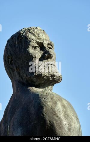HAMBOURG, ALLEMAGNE - 13 octobre 2018 : Monument Stoertebeker. Photo verticale du portrait de la statue avec espace d'imitation contre le ciel bleu à HafenCity de Hambourg Banque D'Images
