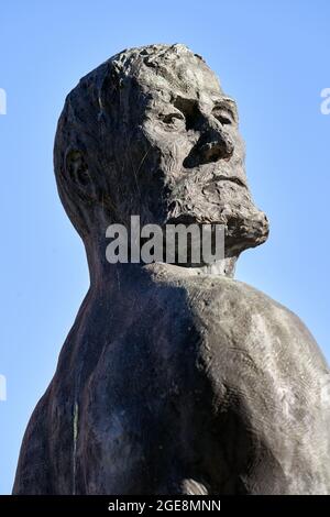 HAMBOURG, ALLEMAGNE - 13 octobre 2018 : monument Stoertebeker. Photo verticale d'un portrait de la statue contre le ciel bleu à HafenCity, Hambourg, Allemagne. Banque D'Images