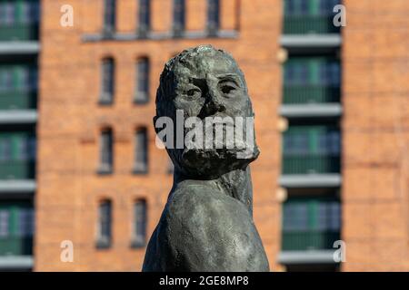 HAMBUR, ALLEMAGNE - 13 octobre 2018 : Monument Stoertebeker. Portrait avec le Musée maritime international de Hambourg en arrière-plan dans la Hafencité de Hambourg. Banque D'Images
