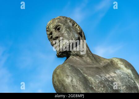 HAMBOURG, ALLEMAGNE - 13 octobre 2018 : portrait du monument de Stoertebeker devant le ciel bleu sur la rive de Stoertebeker dans la ville de Hambourg Banque D'Images