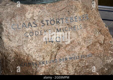 Inscription sur le cercle du monument Stoertebeker dans HafenCity de Hambourg. Banque D'Images
