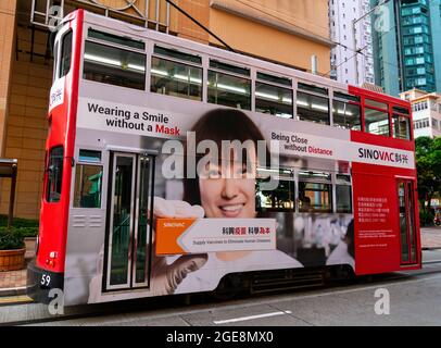 Tram annonçant le vaccin Sinovac pour la pandémie de Covid-19, Hong Kong, Chine. Banque D'Images