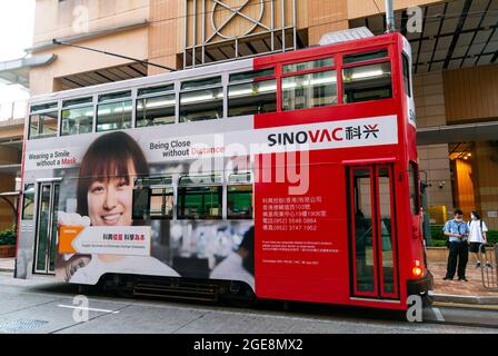 Tram annonçant le vaccin Sinovac pour la pandémie de Covid-19, Hong Kong, Chine. Banque D'Images