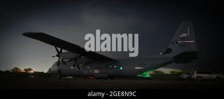 Les membres du 75e Escadron de transport aérien expéditionnaire transfèrent des cargaisons à bord d'un C-130J Super Hercules du Camp Lemonnier, à Djibouti, à une station pilote en Afrique de l'est, le 29 juillet 2021. Le 75e SAE soutient la Force opérationnelle conjointe combinée - la Corne de l'Afrique avec des évacuations médicales, des secours en cas de catastrophe, des opérations humanitaires et des opérations de chute d'air. (É.-U. Photo de la Force aérienne par Tech. Sgt. Michael Cosaboom) Banque D'Images