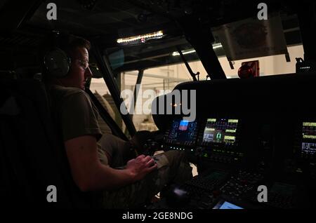 Les aviateurs de la U.S. Air Force, affectés au 362e Escadron d’entraînement, détachement un, effectuent des vérifications d’entretien dans le poste de pilotage d’un hélicoptère Sikorsky UH-60 Black Hawk, simulateur à la base interarmées Langley-Eustis (Virginie), le 16 juillet 2021. Au cours du cours sur l'entretien des hélicoptères et des tiltroteurs, les étudiants apprennent différents ensembles de compétences d'entretien grâce à 15 blocs d'entraînement. (É.-U. Photo de la Force aérienne par Sarah Dowe, avitrice principale) Banque D'Images