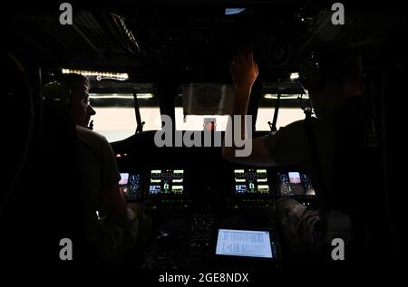 Les aviateurs de la U.S. Air Force, affectés au 362e Escadron d’entraînement, détachement un, effectuent des vérifications d’entretien dans le poste de pilotage d’un hélicoptère Sikorsky UH-60 Black Hawk, simulateur à la base interarmées Langley-Eustis (Virginie), le 16 juillet 2021. Au cours du cours sur l'entretien des hélicoptères et des tiltroteurs, les étudiants apprennent différents ensembles de compétences d'entretien grâce à 15 blocs d'entraînement. (É.-U. Photo de la Force aérienne par Sarah Dowe, avitrice principale) Banque D'Images