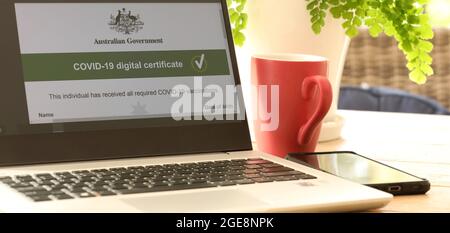Un ordinateur portable avec le certificat de vaccination du gouvernement australien Digital Covid-19 est ouvert à l'écran. La coche verte indique que les deux doses sont terminées. Banque D'Images