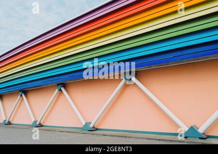 Mur du bâtiment, supports sous forme de tuyaux, et toits illuminés sous forme d'arc-en-ciel Banque D'Images