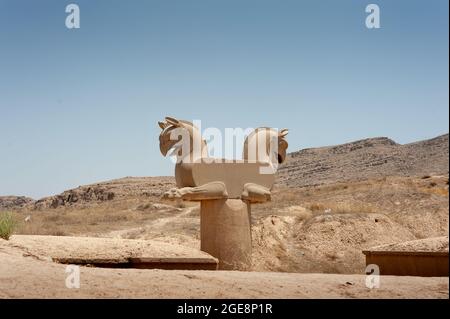 Figure de Homa l'oiseau griffin utilisé comme statue décorative de capitale d'une colonne dans Persepolis Takht-e Jamshid d'Iran. Banque D'Images