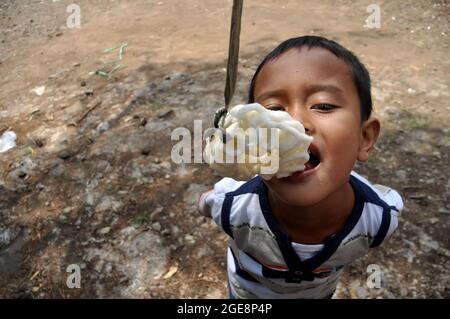 Ciamis, Indonésie - 17 août 2021 : les enfants participent à un concours de restauration de pirates à l'occasion de la célébration de la journée de l'indépendance de la République o Banque D'Images