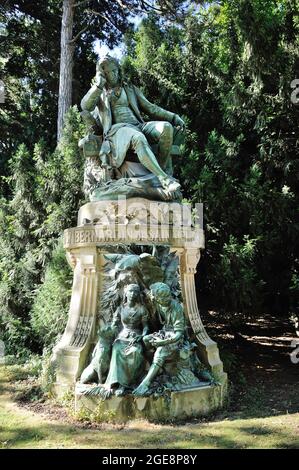 FRANCE, PARIS (75) 5ÈME ARRONDISSEMENT, JARDIN DES PLANTES, MUSÉE NATIONAL D'HISTOIRE NATURELLE, MONUMENT À BERNARDIN DE SAINT-PIERRE PAR L'ARTISTE L Banque D'Images