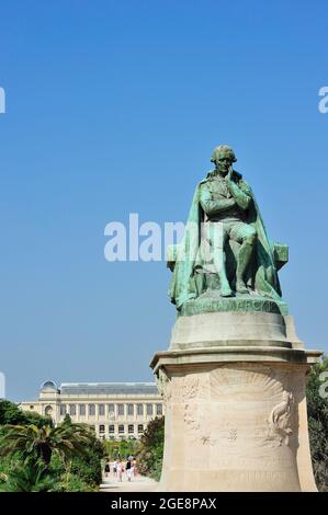 FRANCE, PARIS (75) 5ÈME ARRONDISSEMENT, JARDIN DES PLANTES, MUSÉE NATIONAL D'HISTOIRE NATURELLE, STATUE DE JEAN-BAPTISTE DE MONET CHEVALIER DE LAMARCK Banque D'Images