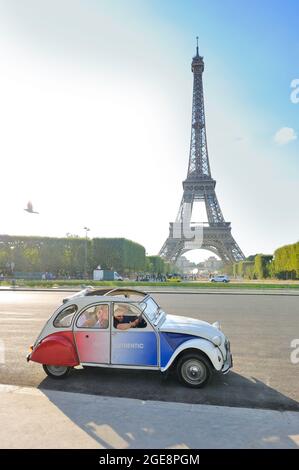 FRANCE, PARIS (75) 7ÈME ARRONDISSEMENT, LE CHAMP DE MARS ET LA TOUR EIFFEL Banque D'Images