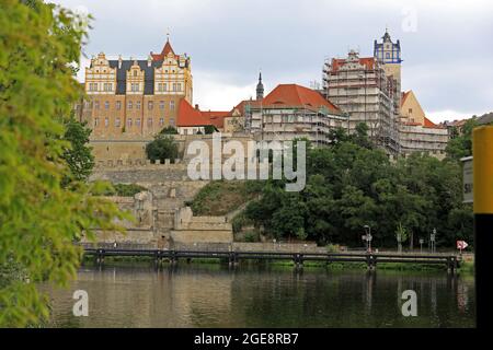 Bernburg, Allemagne. 11 août 2021. Vue sur la rivière Saale jusqu'au château de Bernburg. Jusqu'en 1863, le château Renaissance servait de résidence aux ducs d'Anhalt-Bernburg. La maison au pouvoir, construite entre 1538 et 1570, est en cours de restauration depuis des années. Le complexe est également connu sous le nom de couronne d'Anhalt et se trouve sur la route de vacances 'Roman Road'. Credit: Peter Gercke/dpa-Zentralbild/ZB/dpa/Alay Live News Banque D'Images