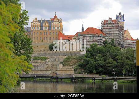 Bernburg, Allemagne. 11 août 2021. Vue sur la rivière Saale jusqu'au château de Bernburg. Jusqu'en 1863, le château Renaissance servait de résidence aux ducs d'Anhalt-Bernburg. La maison au pouvoir, construite entre 1538 et 1570, est en cours de restauration depuis des années. Le complexe est également connu sous le nom de couronne d'Anhalt et est situé sur la route de vacances 'Roman Road'. Credit: Peter Gercke/dpa-Zentralbild/ZB/dpa/Alay Live News Banque D'Images