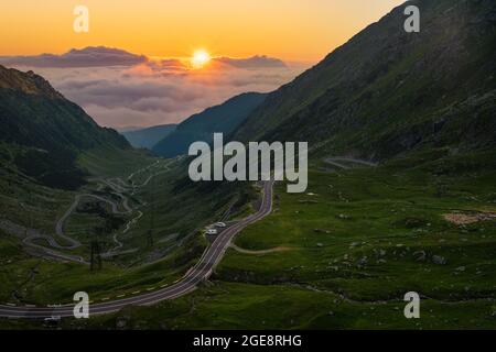 Célèbre autoroute transfagarasan en Roumanie au lever du soleil Banque D'Images