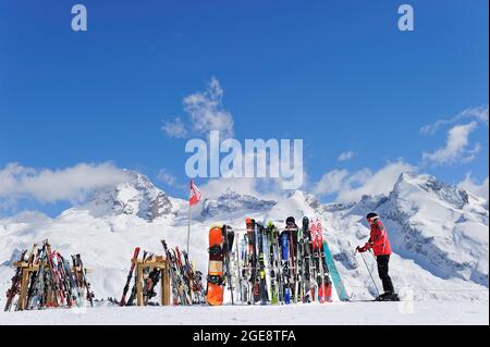 FRANCE, HAUTE-SAVOIE (74) MASSIF DES ARAVIS, LE GRAND BORNAND, DOMAINE SKIABLE, RESTAURANT DE MONTAGNE TERRES ROUGES Banque D'Images