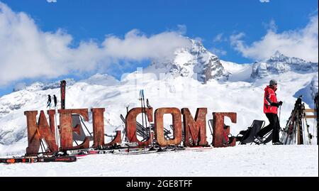 FRANCE, HAUTE-SAVOIE (74) MASSIF DES ARAVIS, LE GRAND BORNAND, DOMAINE SKIABLE, RESTAURANT DE MONTAGNE TERRES ROUGES Banque D'Images