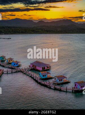 Cottages et docks sur la mer pendant le coucher du soleil dans la baie de Maimon, Puerto Plata Banque D'Images