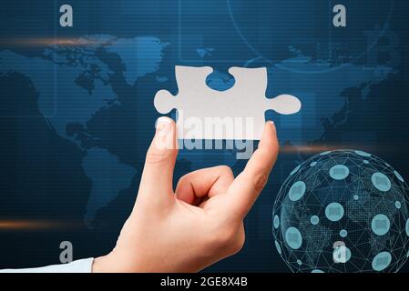 Main tenant Jigsaw Puzzle pièce débloquer de nouvelles technologies futuristes. Palm porte puzzles partie Afficher résoudre des idées virtuelles innovantes tardives. Banque D'Images