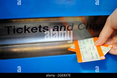 Photo du dossier datée du 17/8/2015 d'une personne achetant un billet de train. Les passagers des trains pourraient être frappés par la plus forte hausse de tarifs en une décennie. Les augmentations sont habituellement liées à la mesure de l'inflation de l'indice des prix de détail (IRP) de juillet précédent, qui a été confirmée mercredi par l'Office de la statistique nationale à 3.8 % en juillet 2021. Date de publication : le mercredi 18 août 2021. Banque D'Images