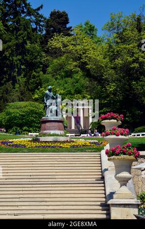 Baden, Autriche - 06 mai 2011 : personnes non identifiées dans le jardin de spa devant le temple de beethoven, site classé au patrimoine mondial de l'UNESCO de Baden BEI Wien Banque D'Images