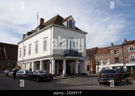 Centre-ville de Wallingford avec l'hôtel de ville et la station de taxi, à Oxfordshire, au Royaume-Uni Banque D'Images