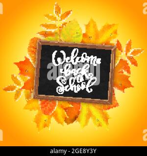 Bienvenue à nouveau à l'école en lettres dessinées à la main. Tableau noir réaliste avec feuilles d'automne. Illustration vectorielle Illustration de Vecteur