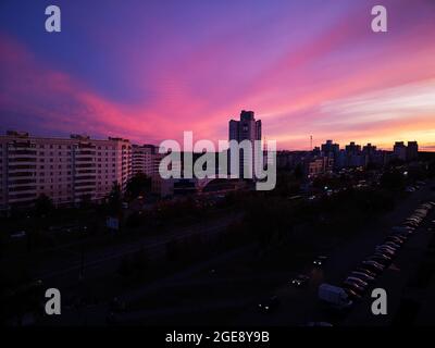 coucher de soleil sur la ville de crimson Banque D'Images