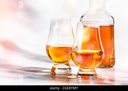 Scotch Whiskey dans des verres spéciaux et une bouteille, fond blanc avec espace négatif Banque D'Images