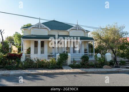 PRINCE ALBERT, AFRIQUE DU SUD - le 20 AVRIL 2021 : une scène de rue, avec une maison historique, à Prince Albert, dans la province du Cap occidental Banque D'Images