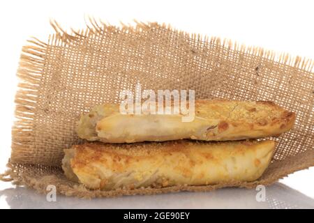 Deux mini-strudels aux pommes faits maison sur une serviette en jute, en gros plan, isolée sur du blanc. Banque D'Images