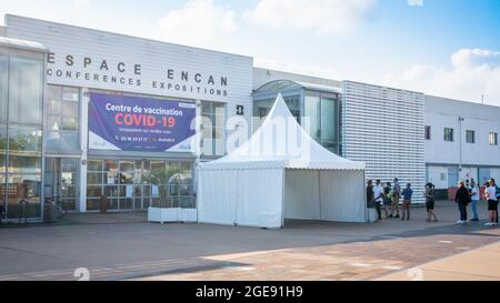 27 juillet 2021 , la Rochelle France : vue du centre de vaccination Covid de l'espace Encan et des gens qui font la queue devant lui pendant l'été 2021 à la Roc Banque D'Images